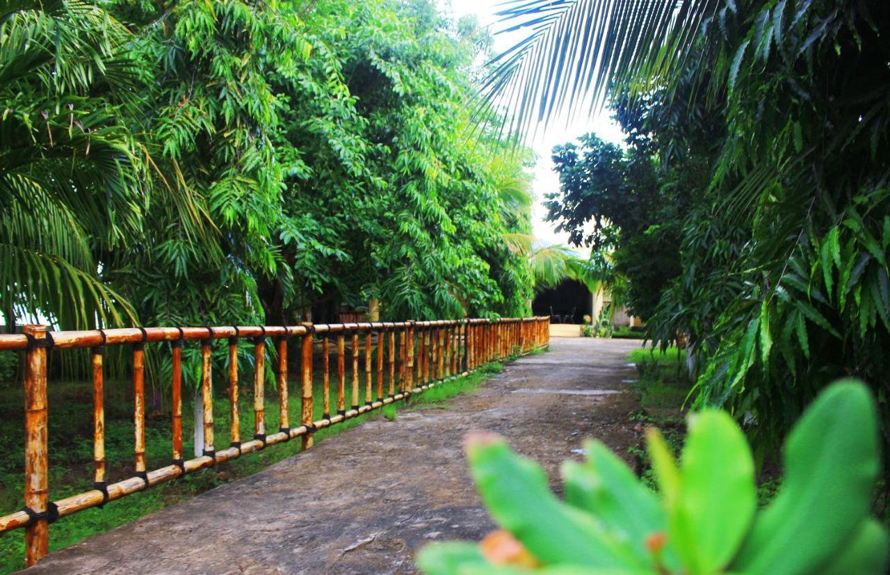FX72 Beach Resort Maumere Exterior foto