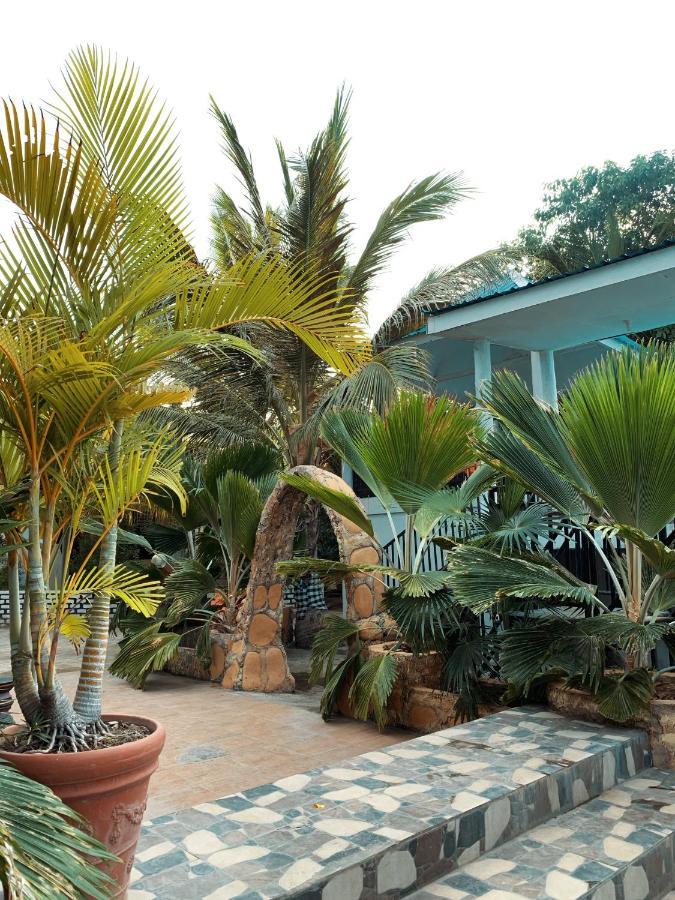 FX72 Beach Resort Maumere Exterior foto
